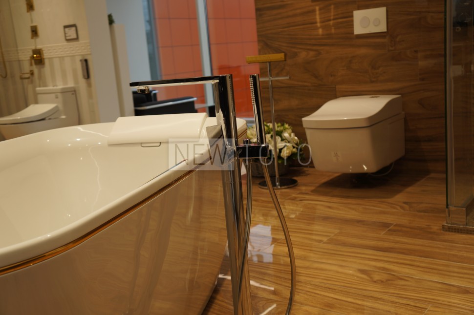 Смеситель для ванны TOTO Neorest отдельностоящий фото №3